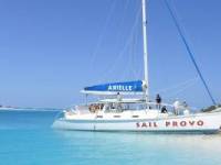 Яхта Sail Provo в голубой лагуне