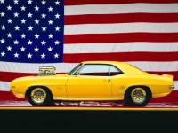 Автомобиль на фоне американского флага