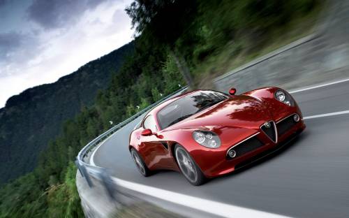 Красный Alfa Romeo 8C Spider в движении