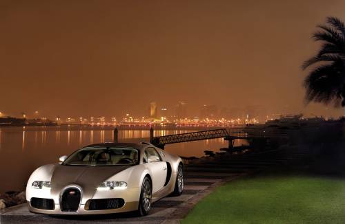 Bugatti Veyron на набережной