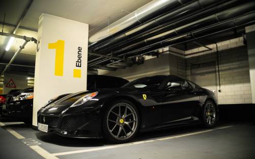 Ferrari в гараже