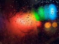 Разноцветные фонари за стеклом