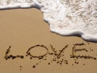LOVE на пляже