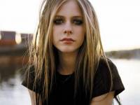 Avril Lavigne у реки