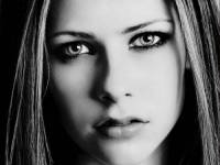 Avril Lavigne черно-белое фото