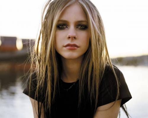 Avril Lavigne у реки