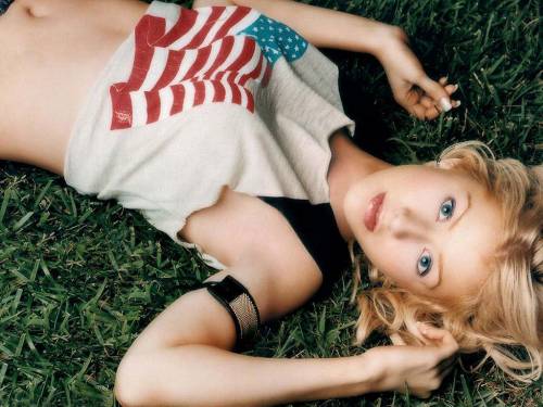 Christina Aguilera на траве