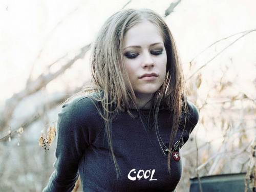 Avril Lavigne с надписью cool