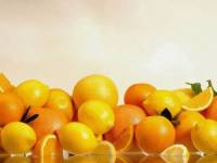 Лимоны с апельсинами на столе