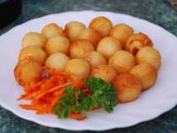Картофельные шарики на блюде