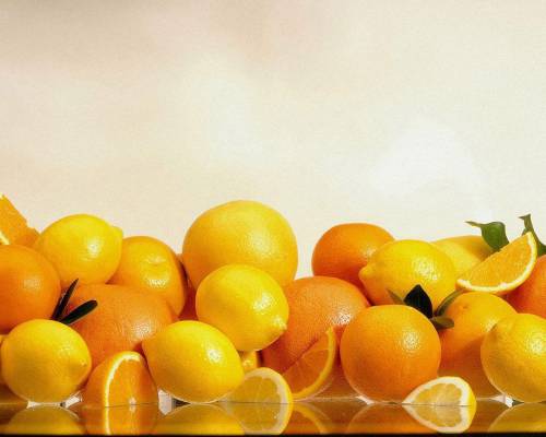 Лимоны с апельсинами на столе